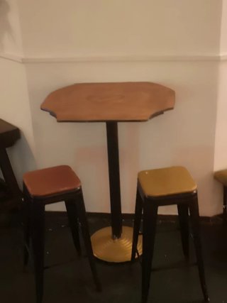 Mesa alta de bar hierro y madera  con 2 taburetes