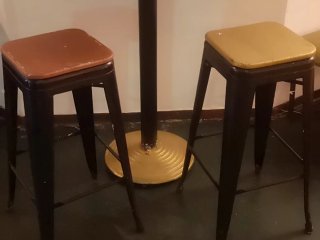 Mesa alta de bar hierro y madera  con 2 taburetes