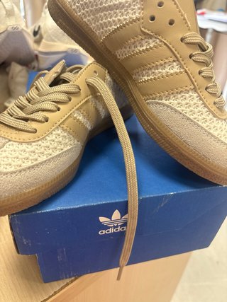 Zapatillas Adidas Beige y Blanco