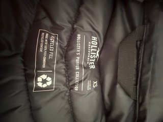 Chaqueta Hollister Roja Plumas