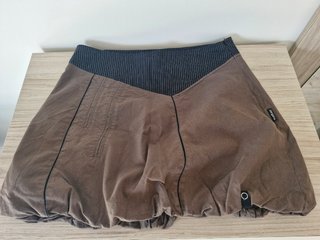 Falda Zergatik marrón con cintura negra