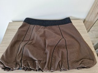 Falda Zergatik marrón con cintura negra