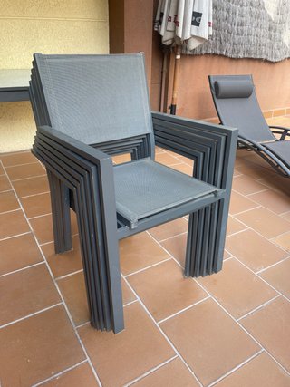 Mesa extensible automática + 6 sillas de exterior.