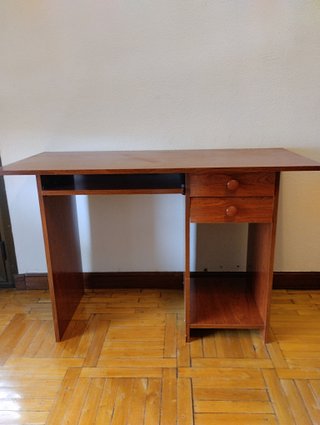 Escritorio de madera marrón