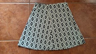 Falda geométrica blanca y negra