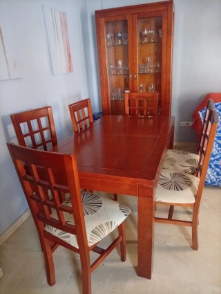 Mesa de comedor y vitrina de madera