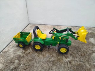 Tractor a pedales John Deere con pala y remolque