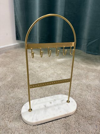 Soporte para joyas dorado y blanco