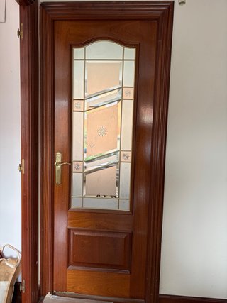 Puerta de madera con cristal decorado