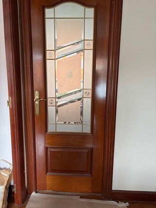 Puerta de madera con cristal decorado