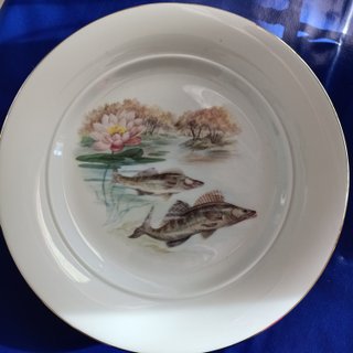 Vajilla de porcelana con peces