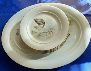 Vajilla de porcelana con peces