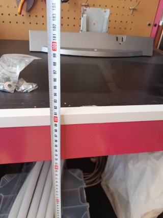 Mesa de trabajo con panel de herramientas