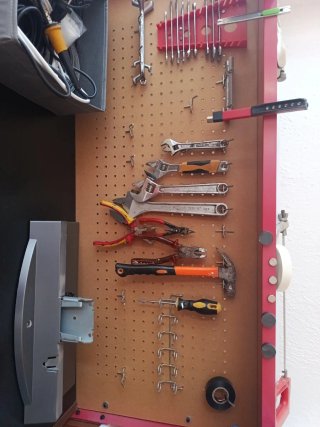 Mesa de trabajo con panel de herramientas