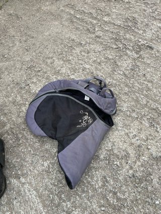 Silla de montar de cuero negra