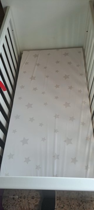 Cuna y colchón de bebé