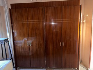 Armario de madera con puertas