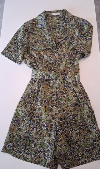 Mono corto bonito estampado floral. Talla S