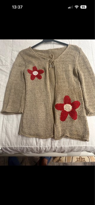 Chaqueta tejida flores rojas manga 3/4