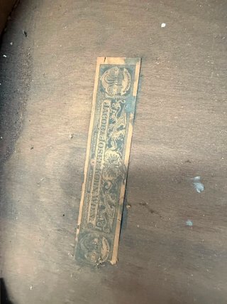 Mecedora antigua con detalles tallados