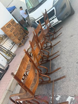 Mecedora antigua con detalles tallados