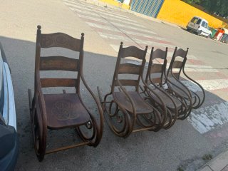 Mecedora antigua con detalles tallados