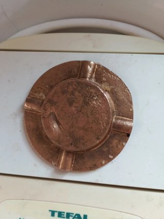 Cenicero bronce o metal  pesa 172 gramos