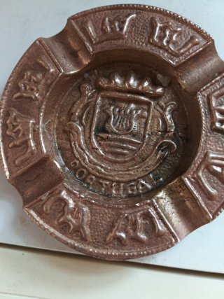 Cenicero bronce o metal  pesa 172 gramos