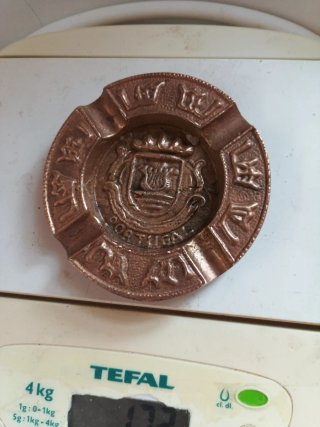 Cenicero bronce o metal  pesa 172 gramos