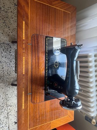 Máquina de coser Alfa antigua