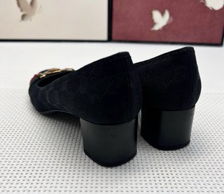 Zapatos Gucci Clásicos Negros con Hebilla Dorada