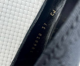 Zapatos Gucci Clásicos Negros con Hebilla Dorada