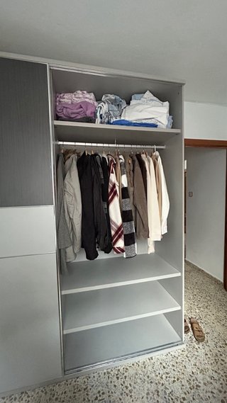 Armario moderno gris y blanco