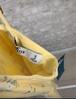 Mono corto Hollister floral amarillo