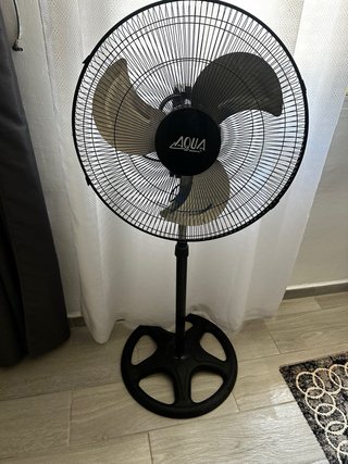 Ventilador de pie negro