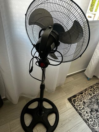 Ventilador de pie negro