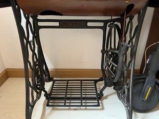 Máquina de coser Singer 15K antigua con mueble