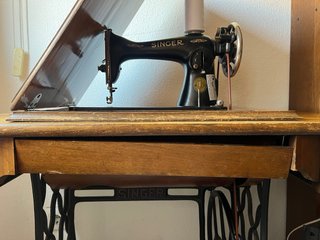 Máquina de coser Singer 15K antigua con mueble