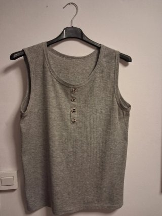 Camiseta gris de canalé con botones
