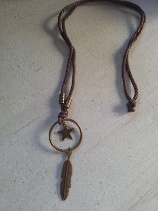 Collar étnico con pluma y estrella