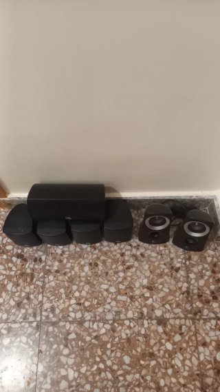 Altavoces JBL y Logitech Negros