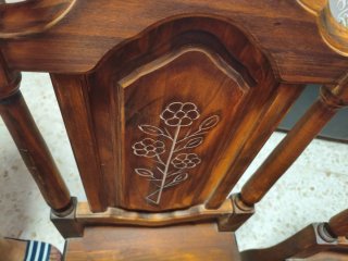 Mesa de comedor y 4 sillas de madera