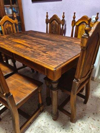 Mesa de comedor y 4 sillas de madera