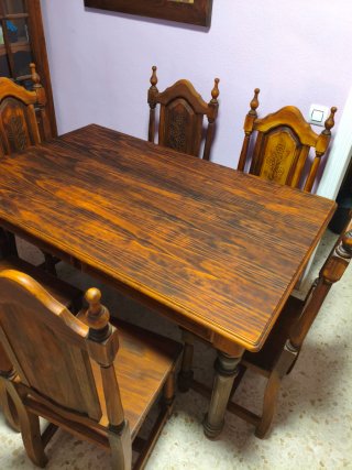 Mesa de comedor y 4 sillas de madera