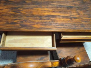 Mesa de comedor y 4 sillas de madera