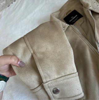 Chaqueta Pull&Bear marrón con tachuelas.