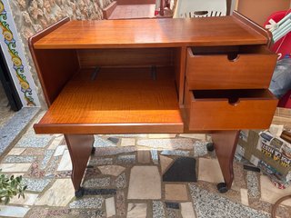 Escritorio de madera con ruedas