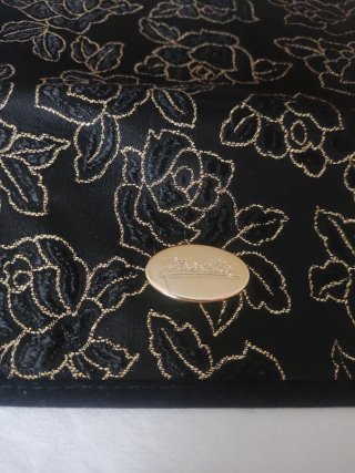 Neceser negro y dorado con flores