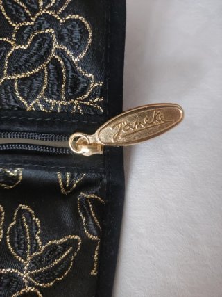 Neceser negro y dorado con flores