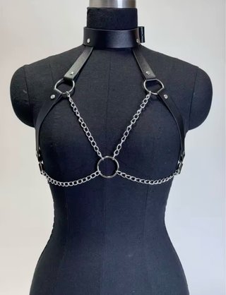 Arnés de cuero con cadenas para mujer